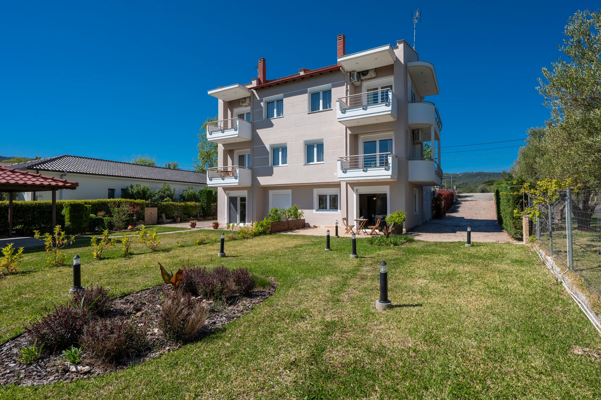 Villa Roza Exterior View Details
